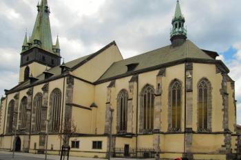 kostel od obchodního centra (© rodo chrozit, 0862011)