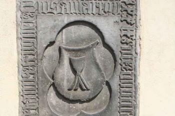 Pozdně gotický náhrobník na jižní stěně kostela (© Ivan Grisa, 06/2008)