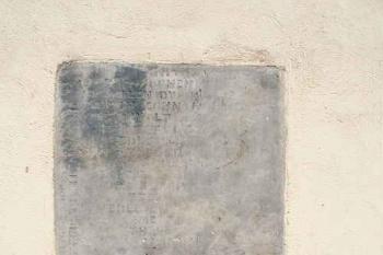 Renesanční náhrobník na jižní stěně kostela (© Ivan Grisa, 06/2008)