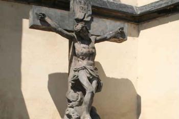 Barokní krucifix za závěrem kostela (© Ivan Grisa, 06/2008)