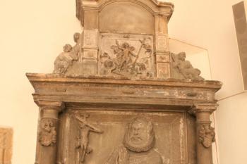 Renesanční náhrobník v presbytáři ( © Stanislav Šůna 09/2009)