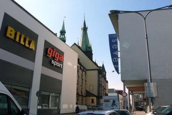 Kostel je obestavěn nákupním centrem (© Jiří Cukr, 04/2010)