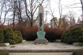 Památník padlým a účastníkům světových válek v Husově sadu ( © Jan P. Štěpánek 03/2007)