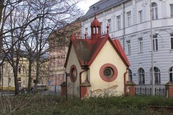 Kaple v prostoru někdejšího hřbitova naproti křižovatky ulic Dvořákovy a Poštovní ( © Jan P. Štěpánek 03/2007)