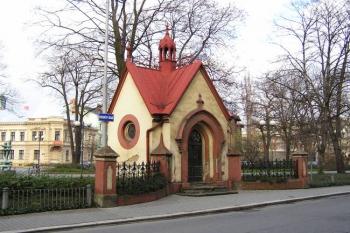 Kaple někdejšího hřbitova z pohledu vyústění Poštovní ulice ( © Jan P. Štěpánek 03/2007)