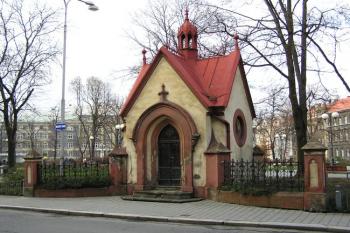 Pohled na hřbitovní kapli od městské pošty ( © Jan P. Štěpánek 03/2007)