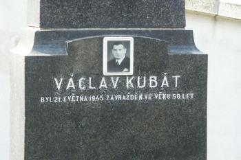 Náhrobek posledního pohřbeného - rolníka Václava Kubáta (© Milan Caha, 03/2007)