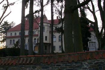 Hodkov - pohled přes  zeď (© Pavel Jarý,   10.2.2007)