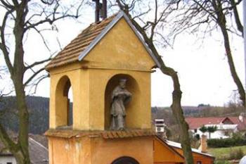 Kaplička se zvonicí u zámku (© Jan Novotný, 03/2007)