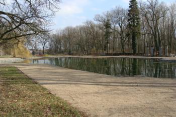 jezírko v parku (© Tomáš Hobzík, 03/2011)