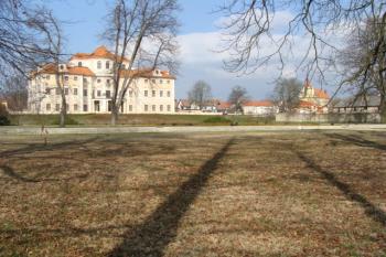 zámek od jezírka (© Tomáš Hobzík, 03/2011)