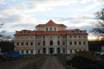 Průčelí zámku v Liblicích (© Dita Kacerovská, 02/2007)