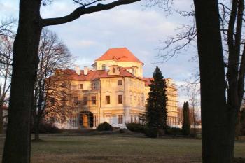 Zámek a část zahrady (© Dita Kacerovská, 02/2007)