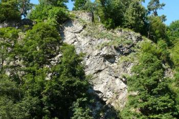 Skála se zbytky hradu z levého břehu řeky (© Jiří Cukr, 08/2010)