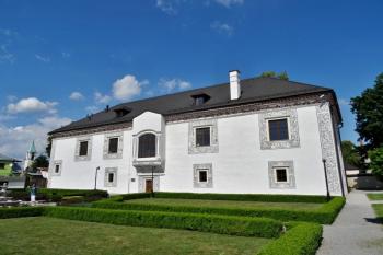 zahradní průčelí paláce ( © Jan P. Štěpánek 06/2017)