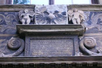 Kamenná deska nad vstupem do paláce informující o výstavbě budovy Jiřím Thurzem ( © Jan P. Štěpánek 08/2006)