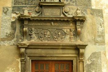 Honosný renesanční vstupní portál ve východním průčelí (© Jan P. Štěpánek, 08/2006)