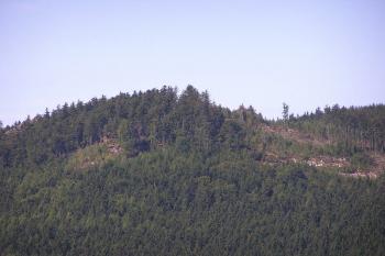 Od osady Podlesí je Malínská skála nevýrazná ( © Jan P. Štěpánek 08/2006)
