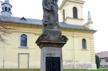 Socha legionáře u kostela svatého Václava na návsi ( © František Kinař 05/2017)