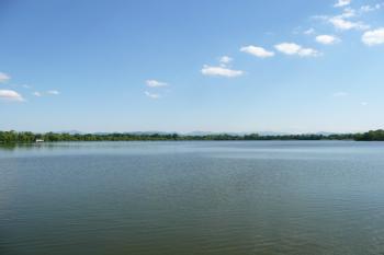 pohled přes rybník Bezruč na panorama Beskyd v dálce ( © Jan P. Štěpánek 05/2009)