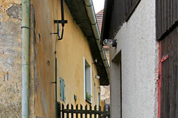 Ulička mezi objekty ( © Luděk Pitter 04/2006)