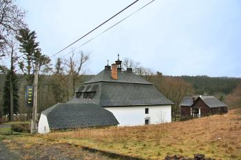 Od přístupové cesty ( © Luděk Pitter 03/2007)