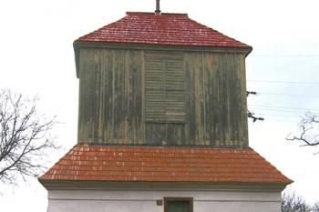 Zvonice nedaleko kostela ve Vepřku ( © Pavel Vítek 03/2007)