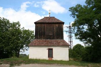 Zvonice, vpravo v pozadí historický sloup vysokého napětí z elektrárny vodního díla Miřejovice (© Ivan Grisa, 07/2008)
