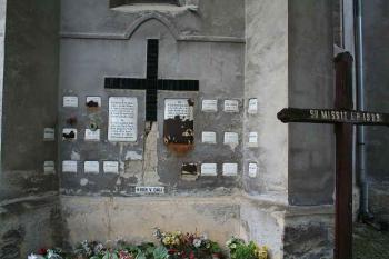 Hrob v dáli: symbolické pohřebiště padlých z I. světové války na vnější stěně závěru kostela (© Ivan Grisa, 07/2008)