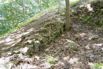 nejstarší dochovaná část hradního zdiva (© Lukáš Pechánek, 08/2011)