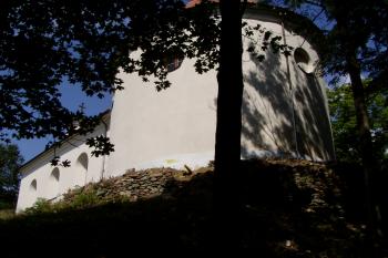kaple se zbytky hradního zdiva (© Lukáš Pechánek, 08/2011)