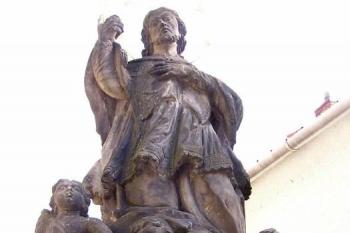 Horní část sousoší sv. Jana Nepomuckého (© Jan P. Štěpánek, 03/2007)