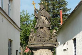 pohled na sousoší z náměstí ( © Jan P. Štěpánek 07/2008)