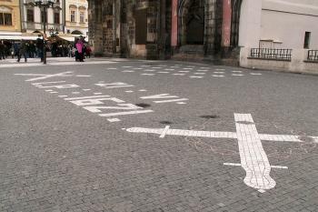 Dnes je na tomto místě v šedé dlažbě vysazeno vedle data 21.6.1621 a zkřížených mečů i 27 bílých křížů a každý z nich označuje jedno jméno. ( © Miroslav BITTER 03/2007)