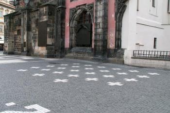 27 bílých křížů (každý z nich označuje jedno jméno) ( © Miroslav BITTER 03/2007)