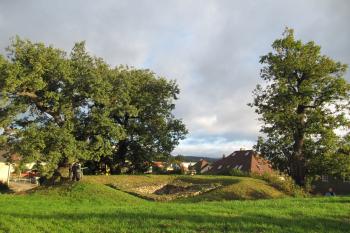 tvrziště s klubem A. Sedláčka (© Rodochrozit, 10/2011)