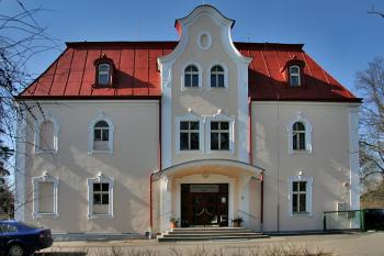 Hlavní průčelí ( © Luděk Pitter 03/2007)