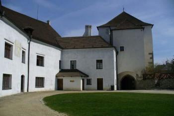 Nové Hrady - pohled na nádvoří se vstupní věží (© Pavel Jarý,  09.04.2007)