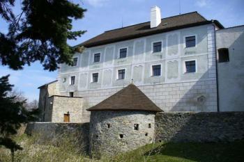 Nádvoří - parkán s baštou a hradní palác (© Pavel Jarý,  09.04.2007)