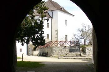 Nové Hrady - průhled na nádvoří (© Pavel Jarý,  09.04.2007)