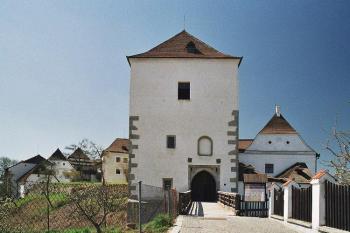 přední průjezdní věž (© Miroslav Rybáček, 04/2007)