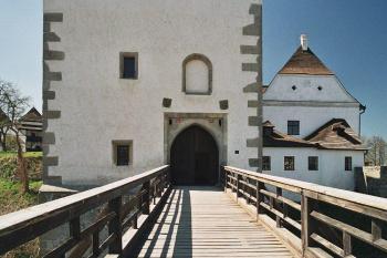 přední brána hradu (© Miroslav Rybáček, 04/2007)