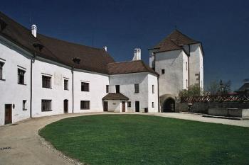 nádvoří od jihozápadu (© Miroslav Rybáček, 04/2007)