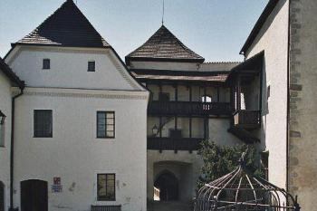 zadní část nádvoří (© Miroslav Rybáček, 04/2007)