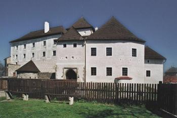 hrad od jihozápadu (© Miroslav Rybáček, 04/2007)