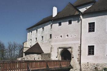zadní průjezdní věž s mostem (© Miroslav Rybáček, 04/2007)