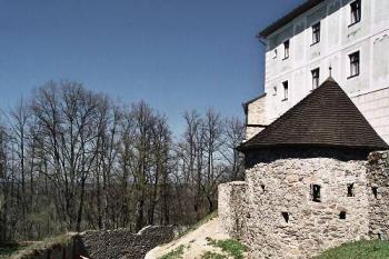 výztuhy v okružním příkopu (© Miroslav Rybáček, 04/2007)
