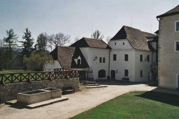 nádvoří od severovýchodu (© Miroslav Rybáček, 04/2007)
