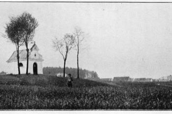 Morová kaple Panny Marie Pomocní na návrší Pukla ve 20. letech 20. století ( © prof. F. Linhart: Kniha o Místku, 1929)