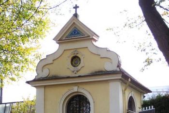 Morová kaple Panny Marie Pomocné na návrší Pukla ( © Jan P. Štěpánek 03/2007)